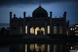 Shalat Tarawih perdana penyintas bencana Sumatera
