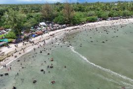 Mandi laut menyambut Ramadhan di Aceh Barat