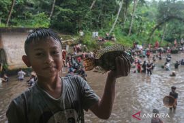 Tradisi tangkap ikan di Banten jadi ajang silaturahim jelang Ramadhan