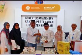 Kantor Pertanahan Pasaman serahkan bantuan Wakaf Al-Quran dalam rangka safari Ramadhan