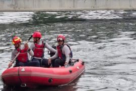 Orang yang tenggelam di Kali Sunter belum ditemukan