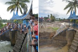 Tradisi mandi balimau di Padang