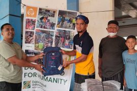 Dobri Narod salurkan seragam sekolah untuk pelajar terdampak bencana