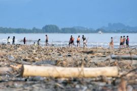 Objek wisata pantai dipenuhi sampah di Padang