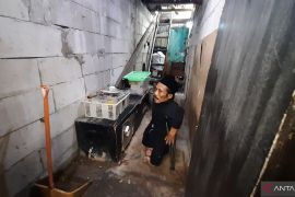 Dari razia ke renovasi rumah, upaya awal penegak perda ubah persepsi