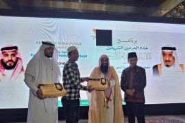 Saudi distributes iftar packages, calls Indonesian Muslims "the Best"