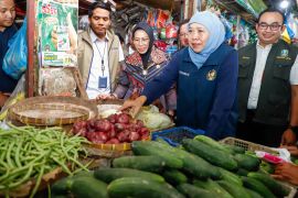 Khofifah instruksikan perbanyak distribusi dan suplai bahan pokok
