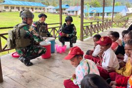Satgas Yonif 511/DY beri MBG ke pelajar SD Inpres di Distrik Malagai