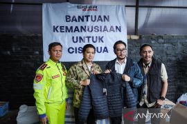 Seribu pakaian hangat disalurkan untuk penyintas longsor Cisarua
