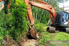 Pemkab Nagan Raya bersihkan saluran irigasi, lancarkan aliran air ke sawah
