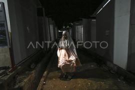 Shalat Tarawih perdana di mushala huntara Palembayan