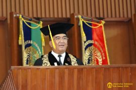 Rektor UI Prof. Hermansyah raih penghargaan dari PWI Kota Depok