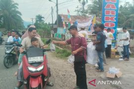 Keluarga besar Yayasan Gemilang Sakti Jaya Palas bagi - bagi takjil ke masyarakat penguna jalan