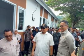 Dony  Oskaria sambangi penghuni huntara di Malalo Tanah Datar