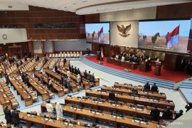 Rapat Paripurna DPR setuju MKMK tak bisa proses laporan pencalonan Adies Kadir di MK