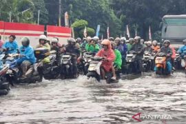 Dua unit pompa apung dikerahkan bantu atasi genangan di Jalan DI Panjaitan