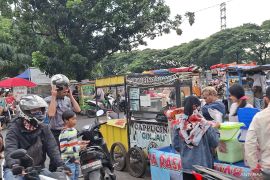 Hari pertama Ramadhan, warga padati BKT Jaktim untuk berburu takjil