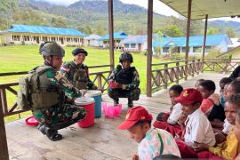 Satgas Yonif 511/DY bagi bubur kacang ke siswa SD Malagai Lanny Jaya