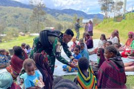 Satgas Yonif 511/DY programkan pembagian makan gratis bagi warga Tima Lanny Jaya