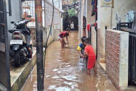 Warga Cipulir tak sempat sahur karena selamatkan barang saat banjir