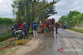 Pemkot Sorong dan alumni Manokwari kerja bakti bersihkan lingkungan