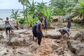 Legislator Ferdinand Dumais bawa bantuan ke Manado Tua
