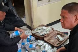 Polisi gerebek gudang obat keras di Bojongsoang Bandung