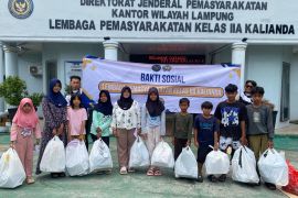 Lapas Kalianda salurkan sembako dan alat sekolah ke masyarakat