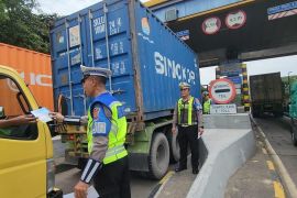 Polda Jatim tertibkan truk dan bus di lajur kanan tol