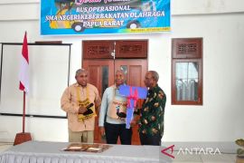 Gubernur Dominggus serahkan bus sekolah untuk SMAN Keberbakatan Olahraga