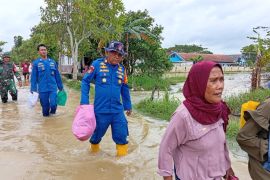 Aparat gabungan evakuasi warga terdampak banjir di Desa Karangligar Karawang
