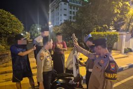 Polisi bubarkan aksi perang sarung di alun-Alun Ponorogo