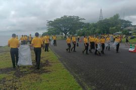 Ratusan personel Polda Sulut bersihkan kawasan Pantai Megamas