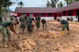 TNI gencarkan pembersihan SDN di Tapteng percepat aktivitas belajar