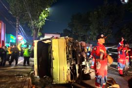 Kecelakaan di Jalan Gatot Subroto Bandung: Mobil Boks Terguling Setelah Tersangkut Pohon