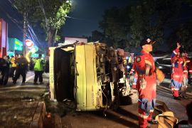 Mobil boks tabrak Ford dan lukai satu orang