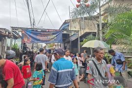 Warga Bidara Cina tetap berburu takjil di tengah musibah banjir
