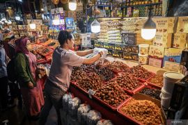 Penjualan buah kurma di Pasar Tanah Abang saat Ramadhan