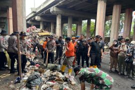 Tim gabungan angkut 286 meter kubik sampah TPS Kencana di kolong tol Sungai Bambu