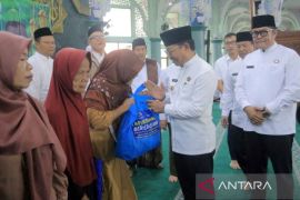 Sachrudin-Maryono bagikan 3.300 sembako tasyakuran setahun menjabat