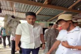 Wagub Vasko salurkan bantuan bedah rumah untuk petani di Nagari VII Koto Talago