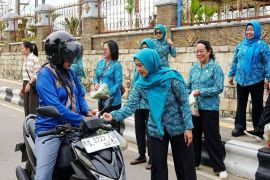 Jumat Berkah, PKK Barut bagikan 200 paket sayur dan telur kepada masyarakat