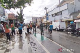 Pemkab Kudus gandeng TNI/Polri bersihkan jalan setelah tradisi Dandangan