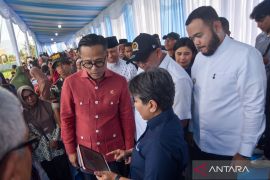 Dony Oskaria letakan batu pertama pembangunan SDN  49 Batang Kabung Kota Padang yang  terdampak bencana
