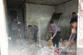 Mahasiswa STIK perbaiki rumah korban banjir bandang di Aceh Barat