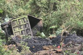 Truk batubara terjun ke jurang di Sumedang, polisi kerahkan crane
