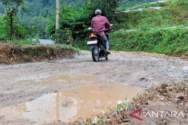 Pemkab Bandung menargetkan perbaiki 14 persen jalan dalam tiga tahun