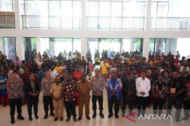 Polda salurkan bantuan sembako bagi ratusan pengungsi Moskona di Bintuni