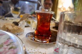 Penjualan teh di Ankara Turki menggunakan cara unik dan ikonik