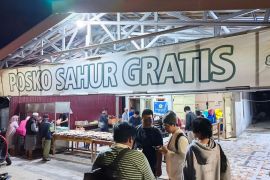 Kodam Palaka Wira dan Komunitas bagikan makan sahur gratis bagi warga Palu